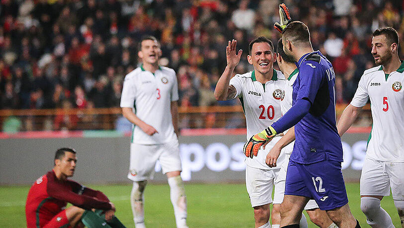 Bulgariens Nationaltorwart Vladislav Stoyanov lässt sich von seinen Teamkollegen feiern, nachdem er den Strafstoß von Cristiano Ronaldo (hinten rechts) gehalten hat. Bulgariens Nationaltorwart Vladislav Stoyanov lässt sich von seinen Teamkollegen feiern, nachdem er den Strafstoß von Cristiano Ronaldo (hinten rechts) gehalten hat.