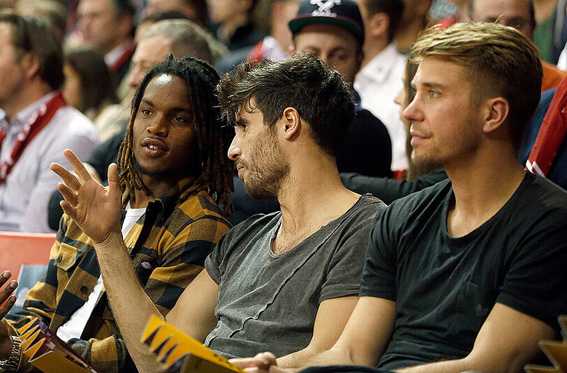 Renato Sanches (l.) und Javi Martínez (m.) schauten sich das Spiel ebenfalls an. Auch Ex-Bayern-Basketballer Steffen Hamann war zu Gast.