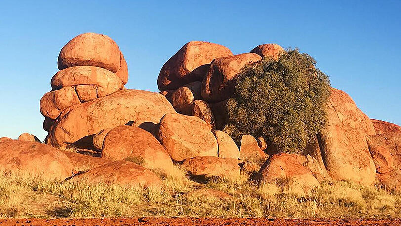 O Devil&rsquo;s Marbles, Australien: Die Murmeln des Teufels, auch bekannt als Karlu Karlu, sind eine heilige Stätte der Aborigines. Die Entstehung der Felskugeln durch Verwitterung hat Millionen von Jahren gedauert.