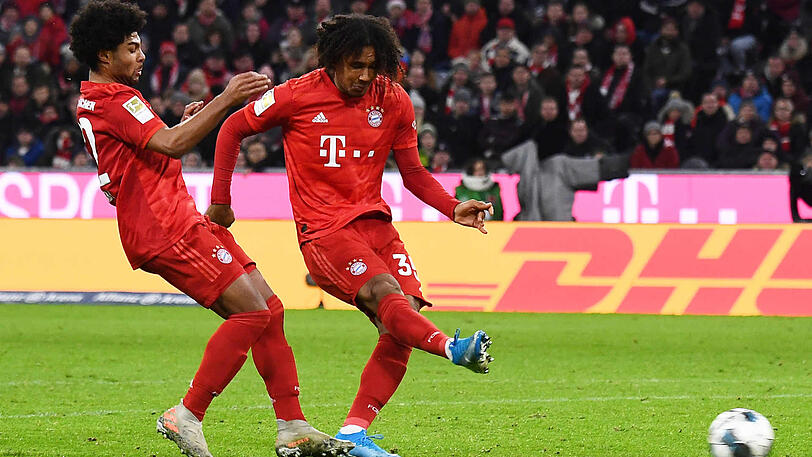 Zirkzee (r.) zieht vor dem einschussbereiten Gnabry ab - und trifft zum 1:0.