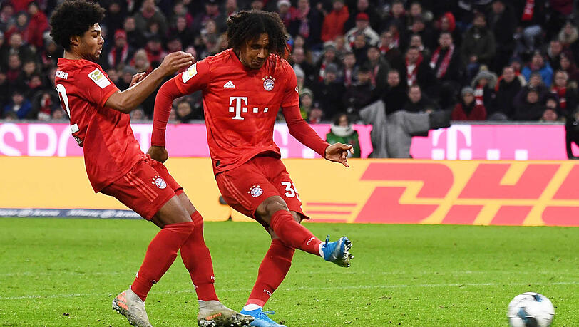 Zirkzee (r.) zieht vor dem einschussbereiten Gnabry ab - und trifft zum 1:0. Zirkzee (r.) zieht vor dem einschussbereiten Gnabry ab - und trifft zum 1:0.