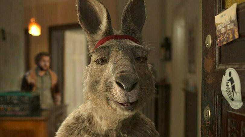 Kleinkünstler Marc-Uwe bekommt Besuch von einem vorlauten Känguru.