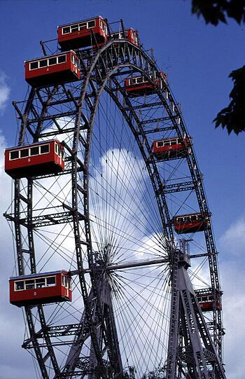 Für die Dreharbeiten in Wien ließ der Bürgermeister einst sogar den Prater sperren. Das Riesenrad drehte sich nur für Schauspieler und Statisten.