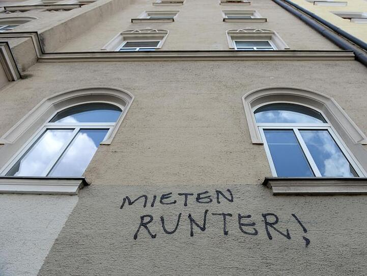 "Mieten runter!" steht an der Fassade eines Hauses in München.