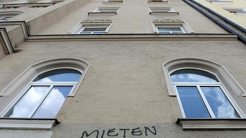 "Mieten runter!" steht an der Fassade eines Hauses in München.