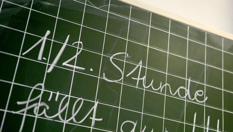 Auf einer Tafel steht der Schriftzug "1./2. Stunde fällt aus!!!". Foto: Caroline Seidel/Archivbild Auf einer Tafel steht der Schriftzug "1./2. Stunde fällt aus!!!". Foto: Caroline Seidel/Archivbild