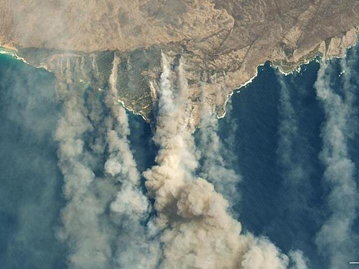 Durch verschiedene Buschbränden verursachte Qualmwolken wehen von der südaustralischen Känguru-Insel aufs Meer.