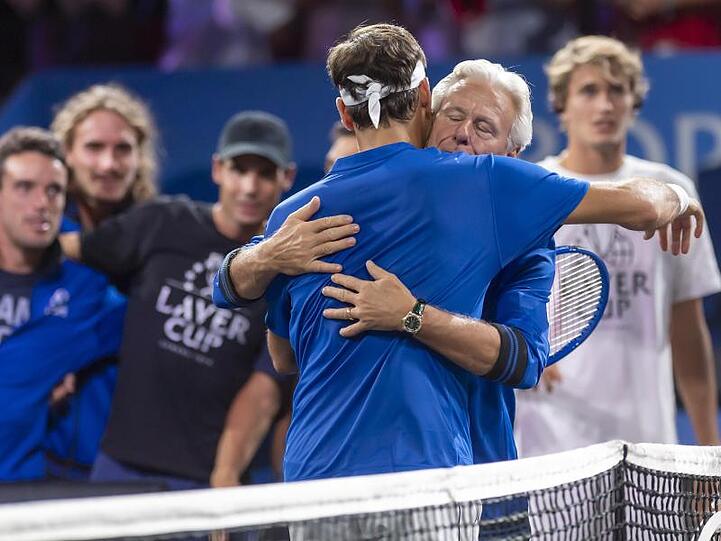 Roger Federer umarmt Teamkapitän Björn Borg.