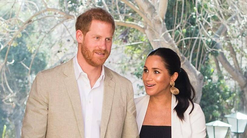 Harry und Meghan setzen für Lady Di Blumen.
