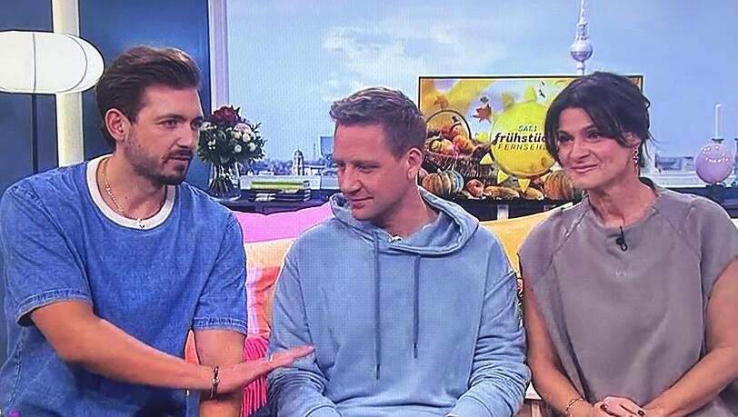 Christian Wackert feiert mit Marlene Lufen den Abschied von Lukas Haunerland im "Sat.1 Frühstücksfernsehen".