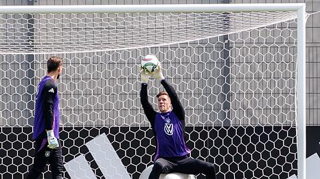 Marc-André ter Stegen (r) beim Training der Nationalmannschaft für sein Länderspiel-Comeback.