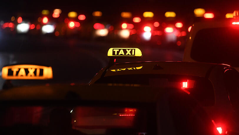 Mit dem Frauen-Nacht-Taxi bietet die Stadt Frauen sowie mitfahrenden minderjährigen Kindern die Möglichkeit, bei Bedarf zwischen 22 und 6 Uhr vergünstigt auf eine sichere Fahrgelegenheit zurückzugreifen.