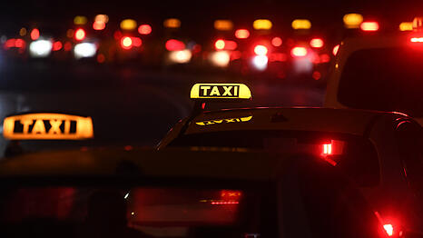 Mit dem Frauen-Nacht-Taxi bietet die Stadt Frauen sowie mitfahrenden minderjährigen Kindern die Möglichkeit, bei Bedarf zwischen 22 und 6 Uhr vergünstigt auf eine sichere Fahrgelegenheit zurückzugreifen.