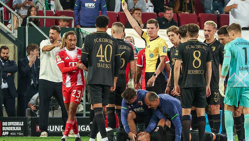 Kam nach seiner Foul an Augsburgs Robin Fellhauer mit der Gelben Karten davon: Sacha Boey.