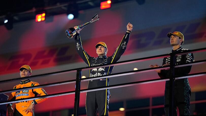 Als Verstappen (Mitte) bei der Siegerehrung jubelte, wusste er noch nicht, wie wertvoll sein Sieg noch werden würde.