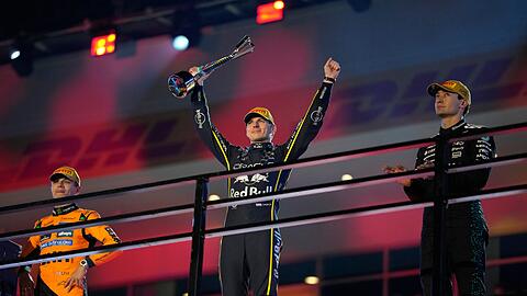 Als Verstappen (Mitte) bei der Siegerehrung jubelte, wusste er noch nicht, wie wertvoll sein Sieg noch werden w&uuml;rde.