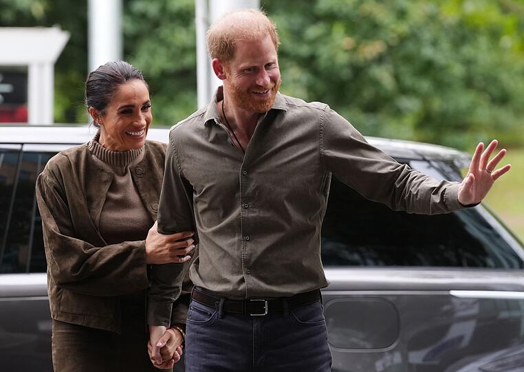 Prinz Harry und Meghan, Herzogin von Sussex, wollten sich unter anderem wegen der britischen Klatschpresse zurückziehen. Prinz Harry und Meghan, Herzogin von Sussex, wollten sich unter anderem wegen der britischen Klatschpresse zurückziehen.