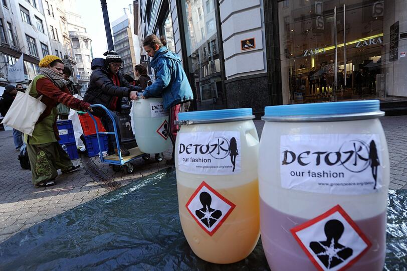 Mit einer Aufsehen erregenden Aktion demonstrieren Greenpeace-Aktivisten in Budapest vor einer Mode-Filiale gegen "giftige Garne". Die Bilder.