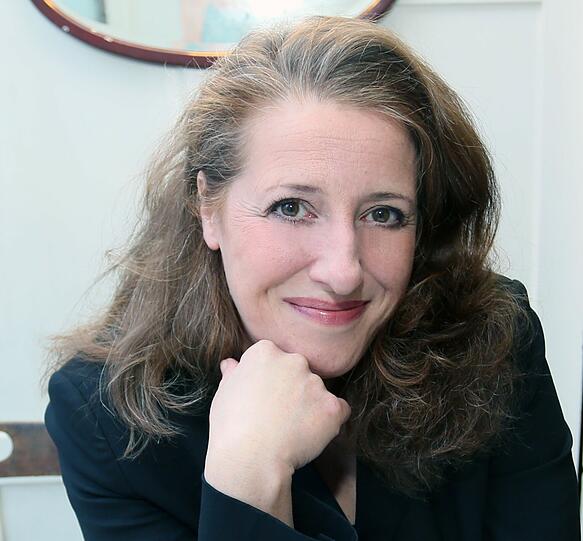 Luise Kinseher, Kabarettistin: &bdquo;Wir lassen uns nicht alles vom Kommerz diktieren, wir bekommen die ökologischen Themen in den Griff und könnten da sogar beispielhaft sein! Wenn wir uns nur wieder begeistern lassen würden von der olympischen Idee! Sie ist es wert. Ich gebe ihr eine Chance.&ldquo;