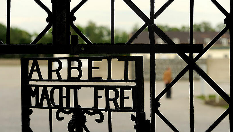 Wer hat die Tür mit dem Schriftzug "Arbeit macht frei" an der KZ-Gedenkstätte in Dachau gestohlen?
