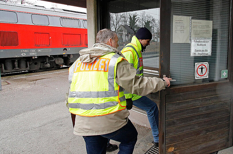 Polizisten haben das Büro des Fahrdienstleiters durchsucht.