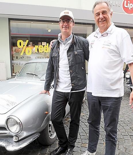 Daniel und Alexander Brosch mit einem Alfa Romeo Giuletta SS.