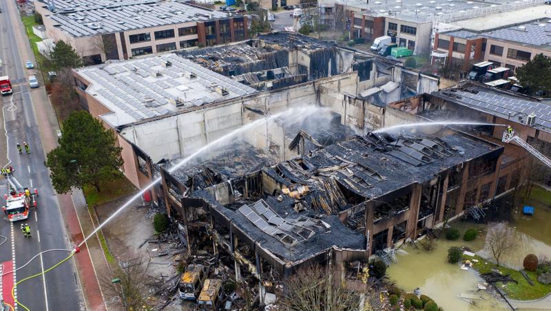 Die Feuerwehr löscht eine ausgebrannte Lagerhalle nach einem Großbrand in der Nacht. Die Feuerwehr löscht eine ausgebrannte Lagerhalle nach einem Großbrand in der Nacht.