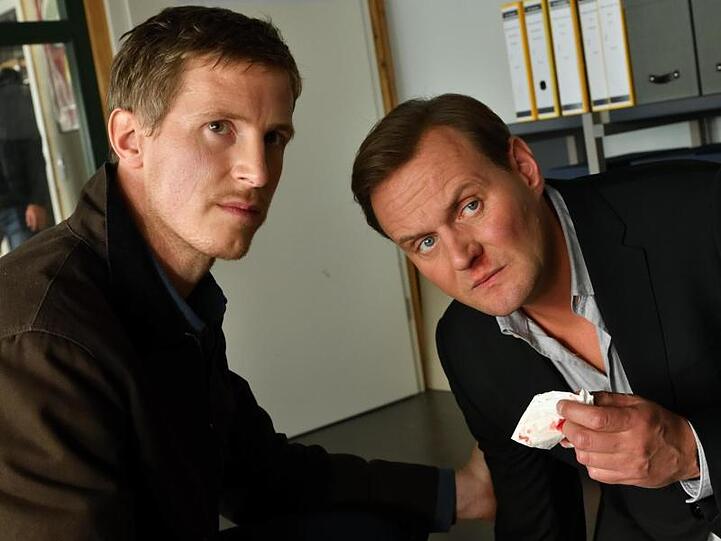 Mads Schwartz (Golo Euler, l) und sein Bruder Andi Schwartz (Devid Striesow) ermitteln.