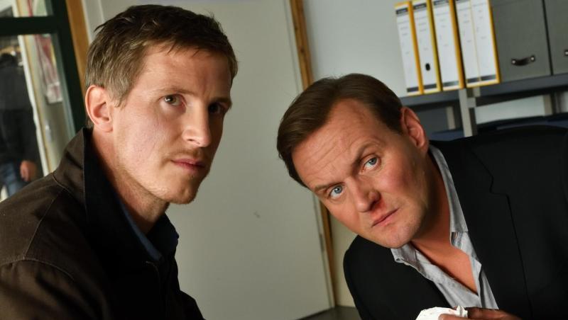 Mads Schwartz (Golo Euler, l) und sein Bruder Andi Schwartz (Devid Striesow) ermitteln. Mads Schwartz (Golo Euler, l) und sein Bruder Andi Schwartz (Devid Striesow) ermitteln.