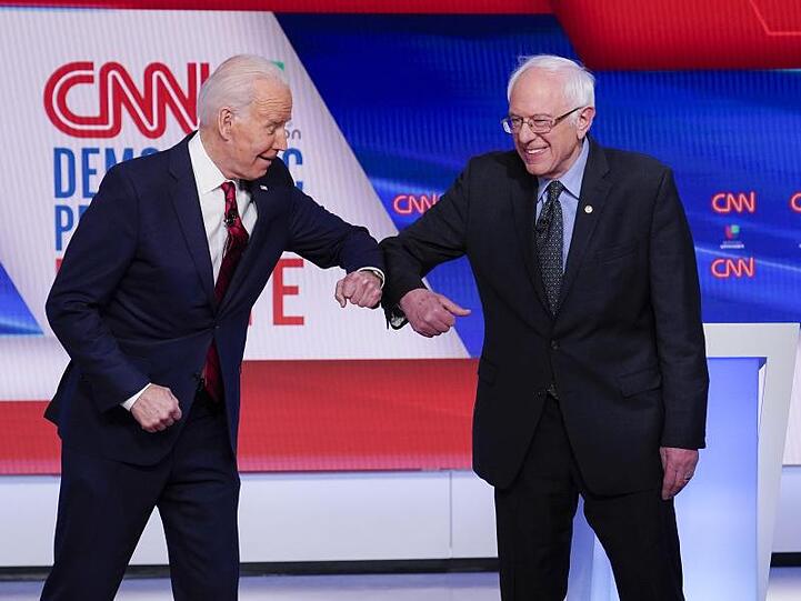 Joe Biden und Bernie Sanders begrüßen sich in den CNN-Studios in Washington (Archiv).