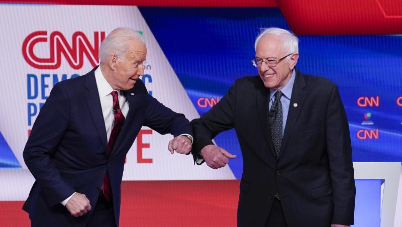Joe Biden und Bernie Sanders begrüßen sich in den CNN-Studios in Washington (Archiv). Joe Biden und Bernie Sanders begrüßen sich in den CNN-Studios in Washington (Archiv).