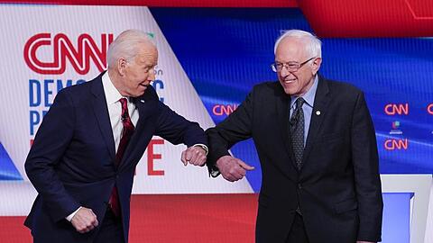 Joe Biden und Bernie Sanders begrüßen sich in den CNN-Studios in Washington (Archiv).