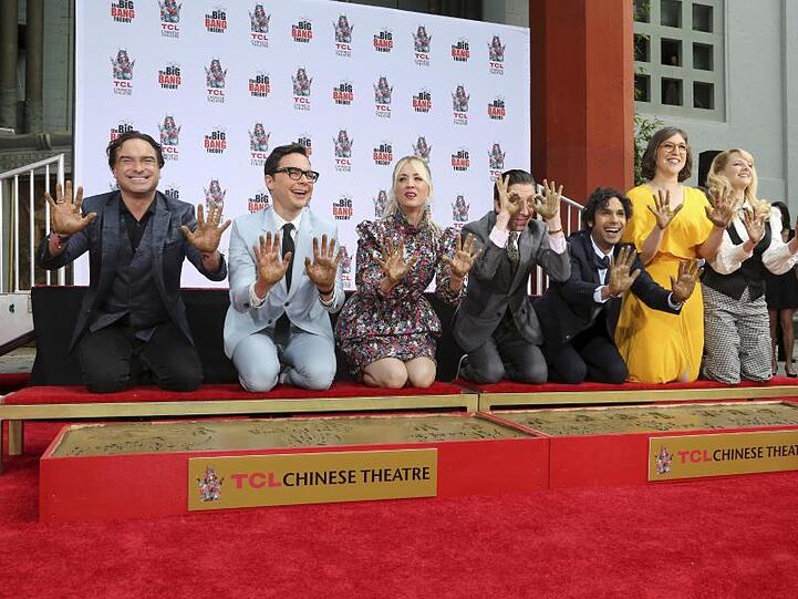 Sie haben Serien-Geschichte geschrieben: Johnny Galecki (l-r), Jim Parsons, Kaley Cuoco, Simon Helberg, Kunal Nayyar, Mayim Bialik und Melissa Rauch verewigen sich vor dem TCL Chinese Theater in Los Angeles.