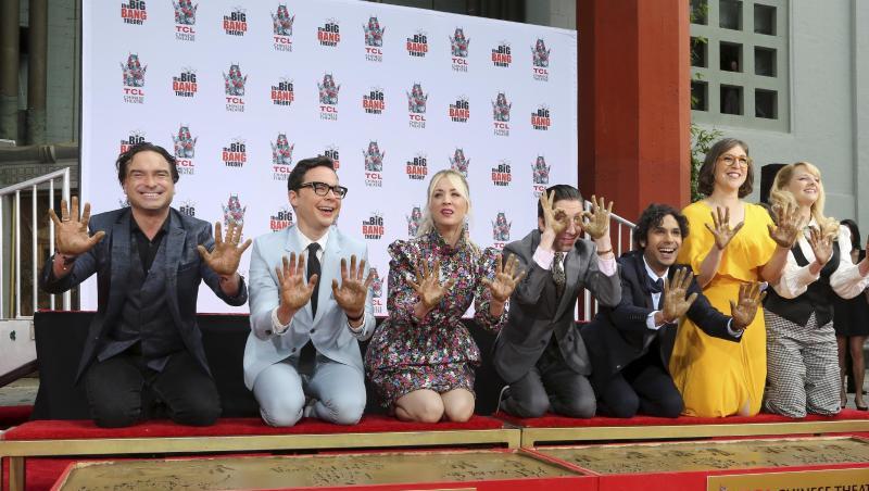Sie haben Serien-Geschichte geschrieben: Johnny Galecki (l-r), Jim Parsons, Kaley Cuoco, Simon Helberg, Kunal Nayyar, Mayim Bialik und Melissa Rauch verewigen sich vor dem TCL Chinese Theater in Los Angeles. Sie haben Serien-Geschichte geschrieben: Johnny Galecki (l-r), Jim Parsons, Kaley Cuoco, Simon Helberg, Kunal Nayyar, Mayim Bialik und Melissa Rauch verewigen sich vor dem TCL Chinese Theater in Los Angeles.