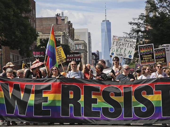 Teilnehmer des Queer-Liberation-Marsches ziehen durch die Stadt.