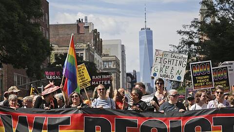 Teilnehmer des Queer-Liberation-Marsches ziehen durch die Stadt.