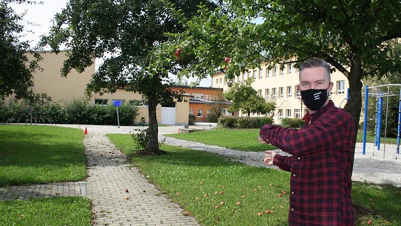 Um das Aufeinandertreffen der Schüler zu entzerren, haben viele Schulleiter die Pausen neu organisiert. Nicht mehr alle Schüler haben gleichzeitig Pausen. Den Gruppen werden Bereiche zugeteilt. Adlkofens Schulleiter Andreas Mirtl zeigt den Pausenhof, der in zwei Bereiche aufgeteilt wird. Um das Aufeinandertreffen der Schüler zu entzerren, haben viele Schulleiter die Pausen neu organisiert. Nicht mehr alle Schüler haben gleichzeitig Pausen. Den Gruppen werden Bereiche zugeteilt. Adlkofens Schulleiter Andreas Mirtl zeigt den Pausenhof, der in zwei Bereiche aufgeteilt wird.