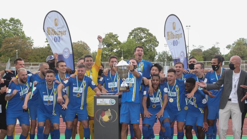 Die Mannschaft des 1. FC Düren jubelt nach dem gewonnen reginalen Pokalfinale.
