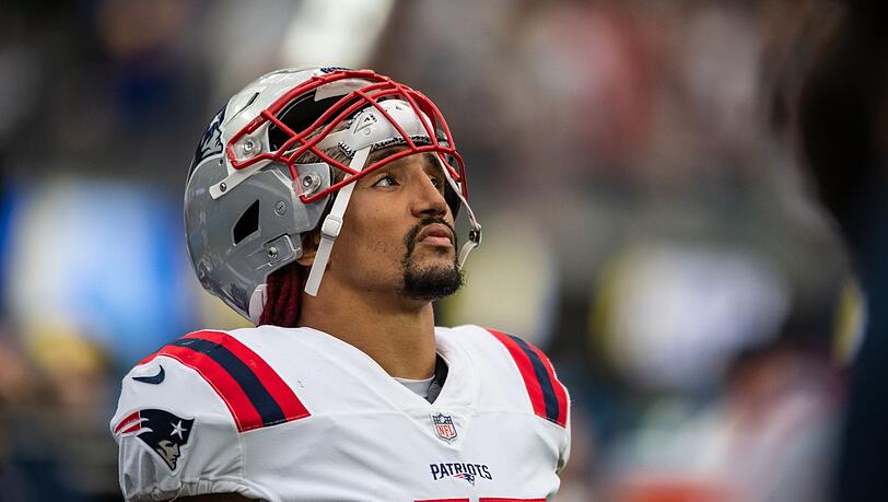 Der Stuttgarter Jakob Johnson von den New England Patriots steht an der Seitenlinie.