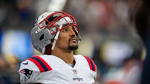 Der Stuttgarter Jakob Johnson von den New England Patriots steht an der Seitenlinie.
