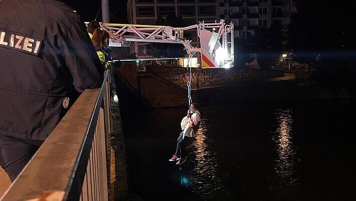 Die Feuerwehr rettet einen Mann vom Mittelsteg der Reichenbachbrücke.