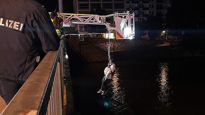 Die Feuerwehr rettet einen Mann vom Mittelsteg der Reichenbachbrücke.