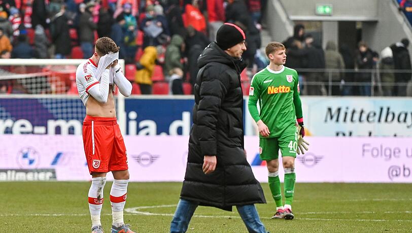 Die Mannschaft von Regensburg steht nach dem verlorenen Spiel gegen Düsseldorf enttäuscht auf dem Rasen.