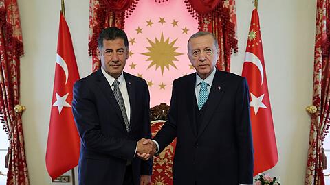 Sinan Ogan unterstützt Recep Tayyip Erdogan (r).