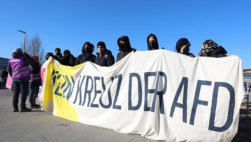 Etwa 200 Menschen protestierten laut Polizei gegen den politischen Aschermittwoch der AfD.
