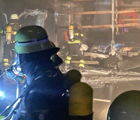 Da der Kleintransporter genau unter den baulichen Lüftungsmotoren brannte, fielen diese im Laufe des Brandes aus. Da der Kleintransporter genau unter den baulichen Lüftungsmotoren brannte, fielen diese im Laufe des Brandes aus.