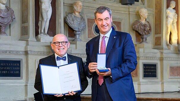 Jürgen Kirner (l.) neben Ministerpräsident Markus Söder bei der Verleihung. Jürgen Kirner (l.) neben Ministerpräsident Markus Söder bei der Verleihung.