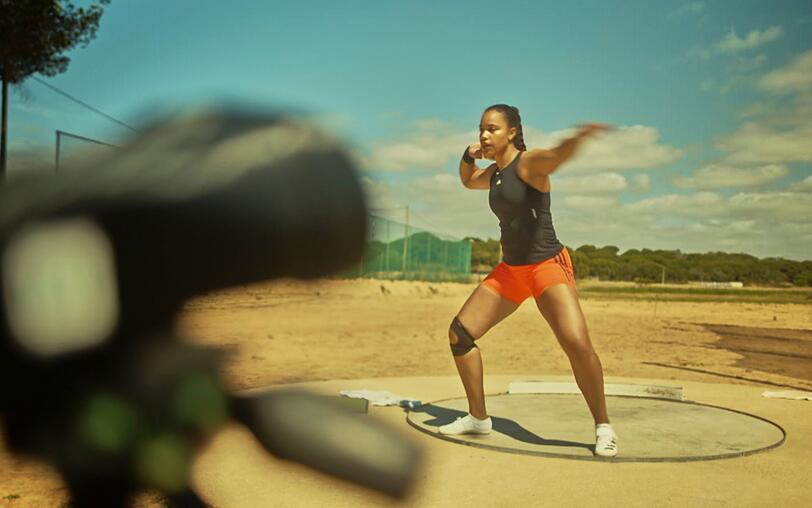 Die ZDF-Reportage "37&deg;: Das Gold ihres Lebens - Kugelsto&szlig;erin Yemisi" begleitet die Athletin unter anderem in ein Trainingscamp in Portugal.