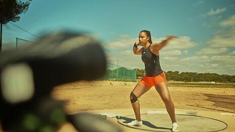Die ZDF-Reportage "37&deg;: Das Gold ihres Lebens - Kugelsto&szlig;erin Yemisi" begleitet die Athletin unter anderem in ein Trainingscamp in Portugal.