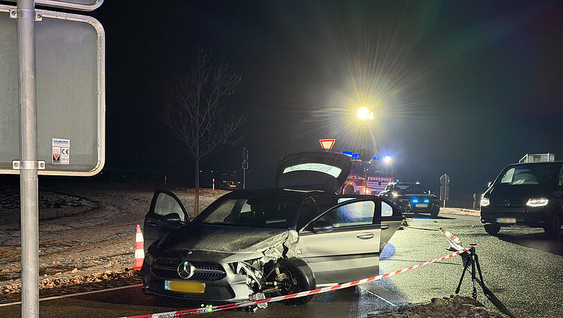 Fahrzeuge und Polizeikräfte stehen nach einer Verfolgungsjagd an einer Straße in Weißenburg. Bei einer Verfolgungsjagd im Landkreis Weißenburg-Gunzenhausen haben zwei Männer auf SEK-Beamte geschossen und anschließend einen Unfall gebaut. Fahrzeuge und Polizeikräfte stehen nach einer Verfolgungsjagd an einer Straße in Weißenburg. Bei einer Verfolgungsjagd im Landkreis Weißenburg-Gunzenhausen haben zwei Männer auf SEK-Beamte geschossen und anschließend einen Unfall gebaut.